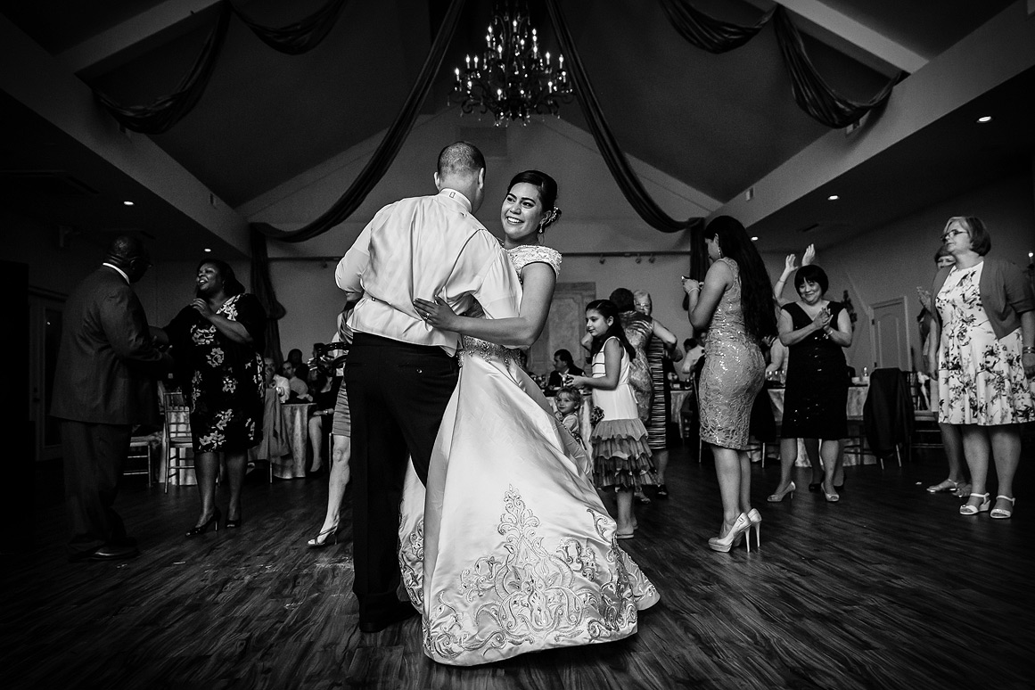 Potomac Point Winery Wedding photos - couple dance